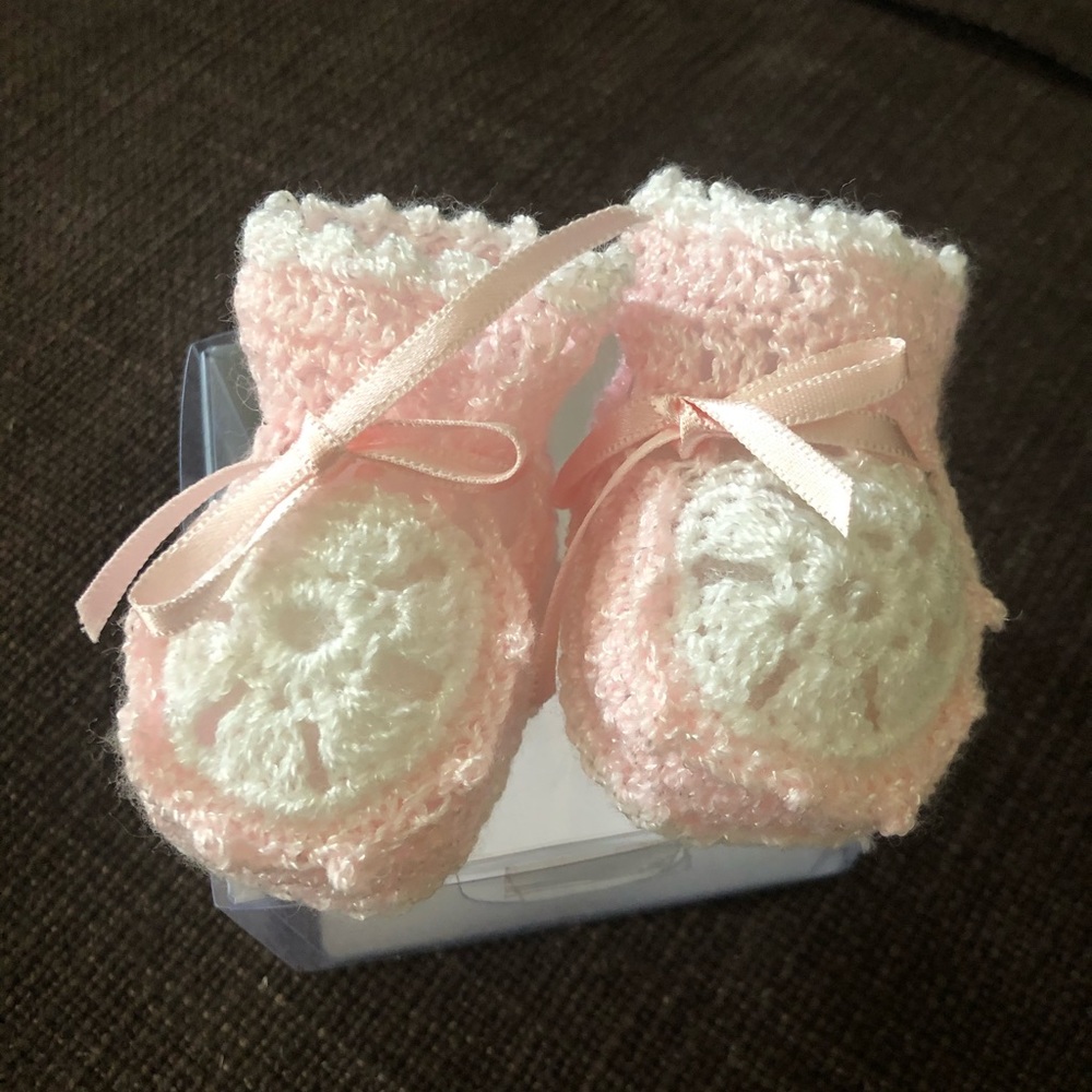 Knit baby booties for newborn